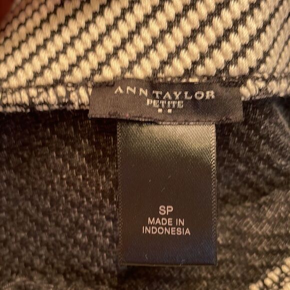 Ann Taylor Petit black and white zig zap woman’s skirt - Picture 7 of 8